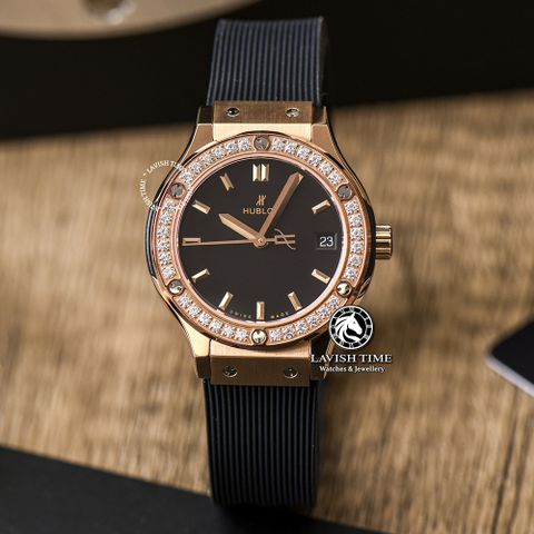 Đồng Hồ Hublot Classic Fusion 33mm Rep 1:1 Chế Tác Vỏ Vàng Hồng Niềng Đính Đá Mặt Số Đen 581.OX.1181.RX.1104