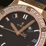 Đồng Hồ Hublot Classic Fusion 33mm Rep 1:1 Chế Tác Vỏ Vàng Hồng Niềng Đính Đá Mặt Số Đen 581.OX.1181.RX.1104