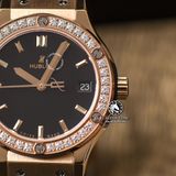 Đồng Hồ Hublot Classic Fusion 33mm Rep 1:1 Chế Tác Vỏ Vàng Hồng Niềng Đính Đá Mặt Số Đen 581.OX.1181.RX.1104