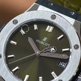 Đồng Hồ Hublot Classic Fusion 33mm Rep 1:1 Chế Tác Vỏ Bạc Mặt Số Xanh Lá 581.NX.8970.LR