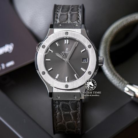 Đồng Hồ Hublot Classic Fusion 33mm Rep 1:1 Chế Tác Vỏ Bạc Mặt Số Xám Chải Tia 581.NX.7071.LR