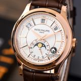 Đồng Hồ Patek Philippe Complications 5205R-001 Rep 1:1 Chế Tác Vỏ Vàng Hồng Mặt Trắng Dây Da