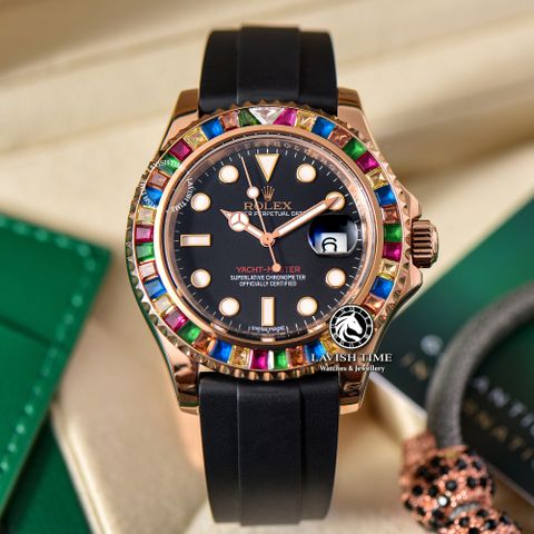 Đồng Hồ Rolex Yacht-Master 40mm 116695 SATS Rep 1:1 Chế Tác Vỏ Vàng Hồng Niềng Bezel Đính Đá Cầu Vồng Mặt Đen Dây Cao Su