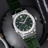 Đồng Hồ Hublot Classic Fusion 42mm Rep 1:1 Chế Tác Vỏ Bạc Titanium Mặt Số Xanh Lá Chải Tia Dây Cá Sấu 542.NX.8970.LR