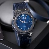 Đồng Hồ Hublot Classic Fusion 42mm Rep 1:1 Chế Tác Vỏ Đen Ceramic Mặt Số Xanh Dương Chải Tia Dây Da Cá Sấu 542.CM.7170.LR