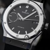 Đồng Hồ Hublot Classic Fusion 42mm Rep 1:1 Chế Tác Vỏ Bạc Titanium Mặt Số Đen Dây Cao Su Đen 542.NX.1171.RX