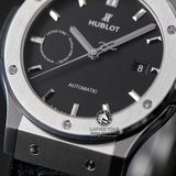 Đồng Hồ Hublot Classic Fusion 42mm Rep 1:1 Chế Tác Vỏ Bạc Titanium Mặt Số Đen Dây Cá Sấu 542.NX.1171.LR