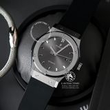 Đồng Hồ Hublot Classic Fusion 42mm Rep 1:1 Chế Tác Vỏ Bạc Titanium Mặt Số Xám Chải Tia Dây Cao Su Đen 542.NX.7071.RX