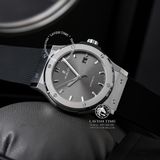 Đồng Hồ Hublot Classic Fusion 42mm Rep 1:1 Chế Tác Vỏ Bạc Titanium Mặt Số Xám Chải Tia Dây Cao Su Đen 542.NX.7071.RX