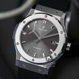 Đồng Hồ Hublot Classic Fusion 42mm Rep 1:1 Chế Tác Vỏ Bạc Titanium Mặt Số Xám Chải Tia Dây Cao Su Đen 542.NX.7071.RX