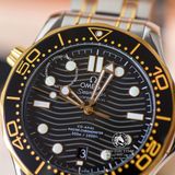 Đồng Hồ Omega Seamaster Diver 300M Co‑Axial Master Chronometer 42 mm 210.20.42.20.01.002 Rep 1:1 Chế Tác Vỏ Demi Vàng Kim Mặt Đen Dây Kim Loại