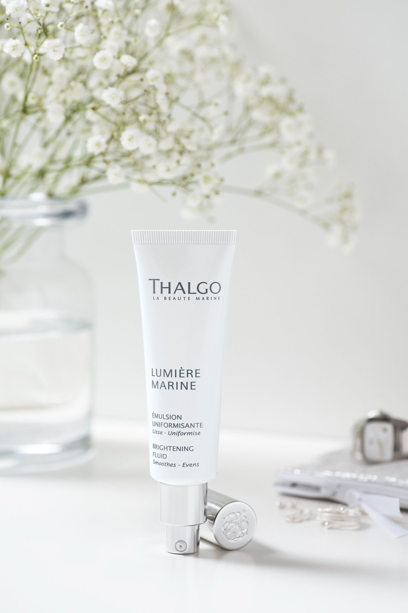Kem trắng sáng và trẻ hóa da kết cấu mỏng nhẹ Brightening Fluid