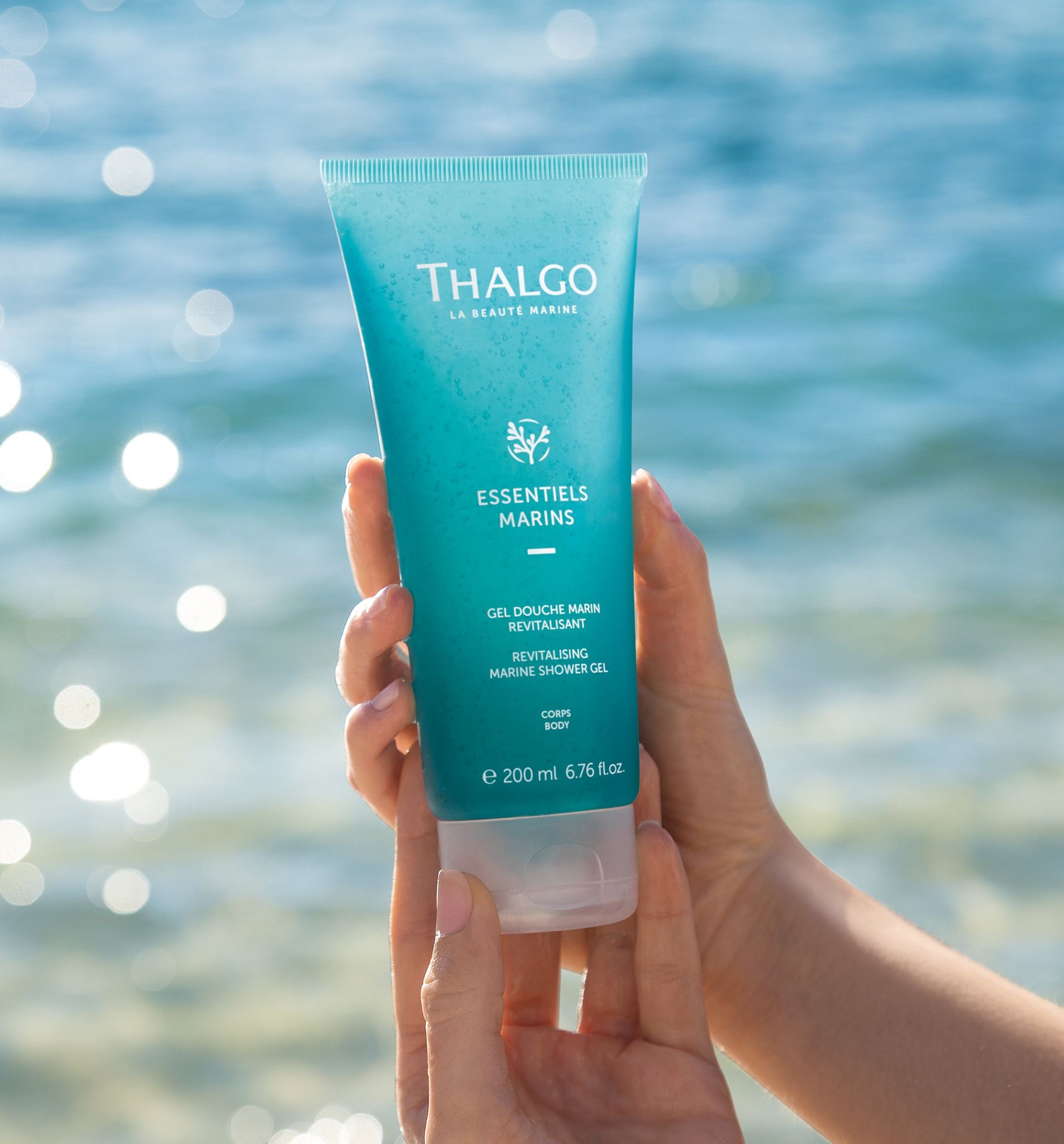 Gel tắm làm sạch và hồi sinh làn da với hương thơm biển tươi mát Revitalising Marine Shower Gel