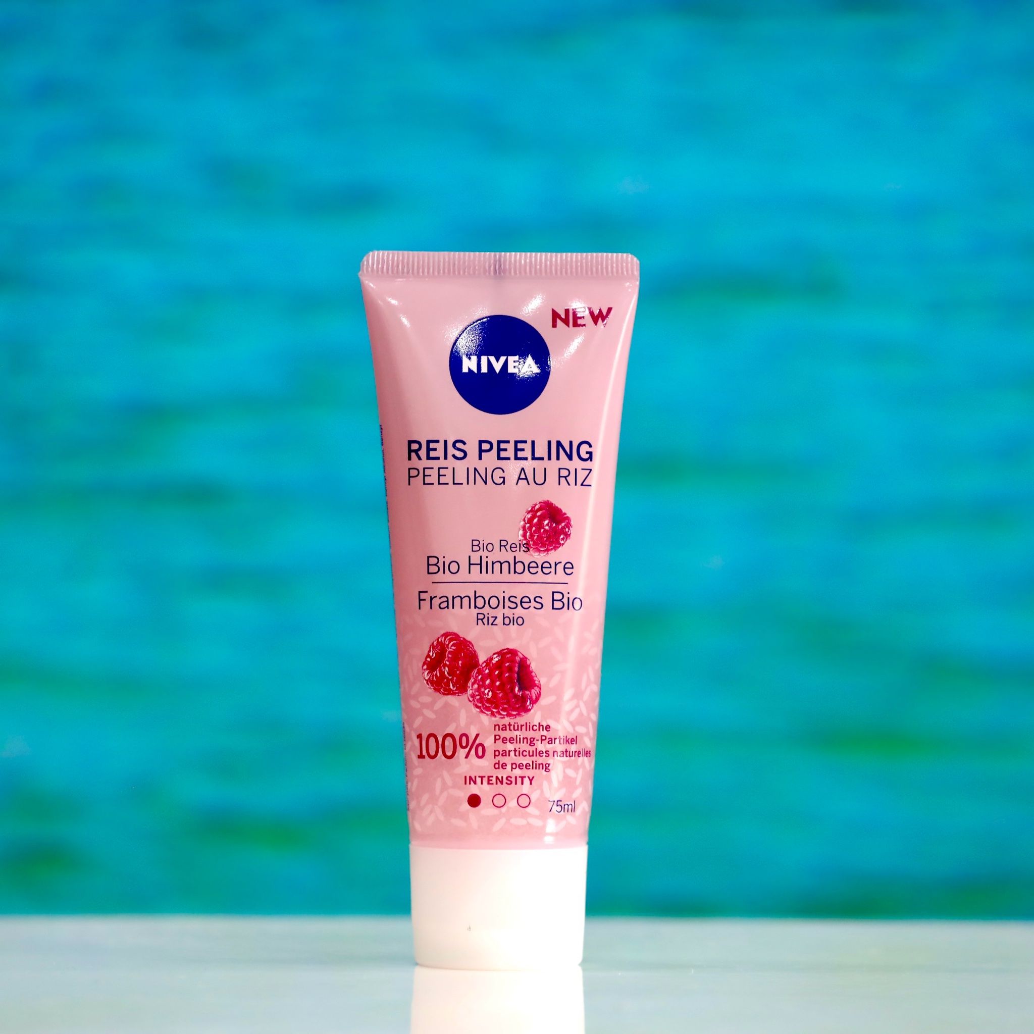 Tẩy da chết Nivea Bio từ Gạo và Quả mâm xôi (Himbeere) tuýp 75ml