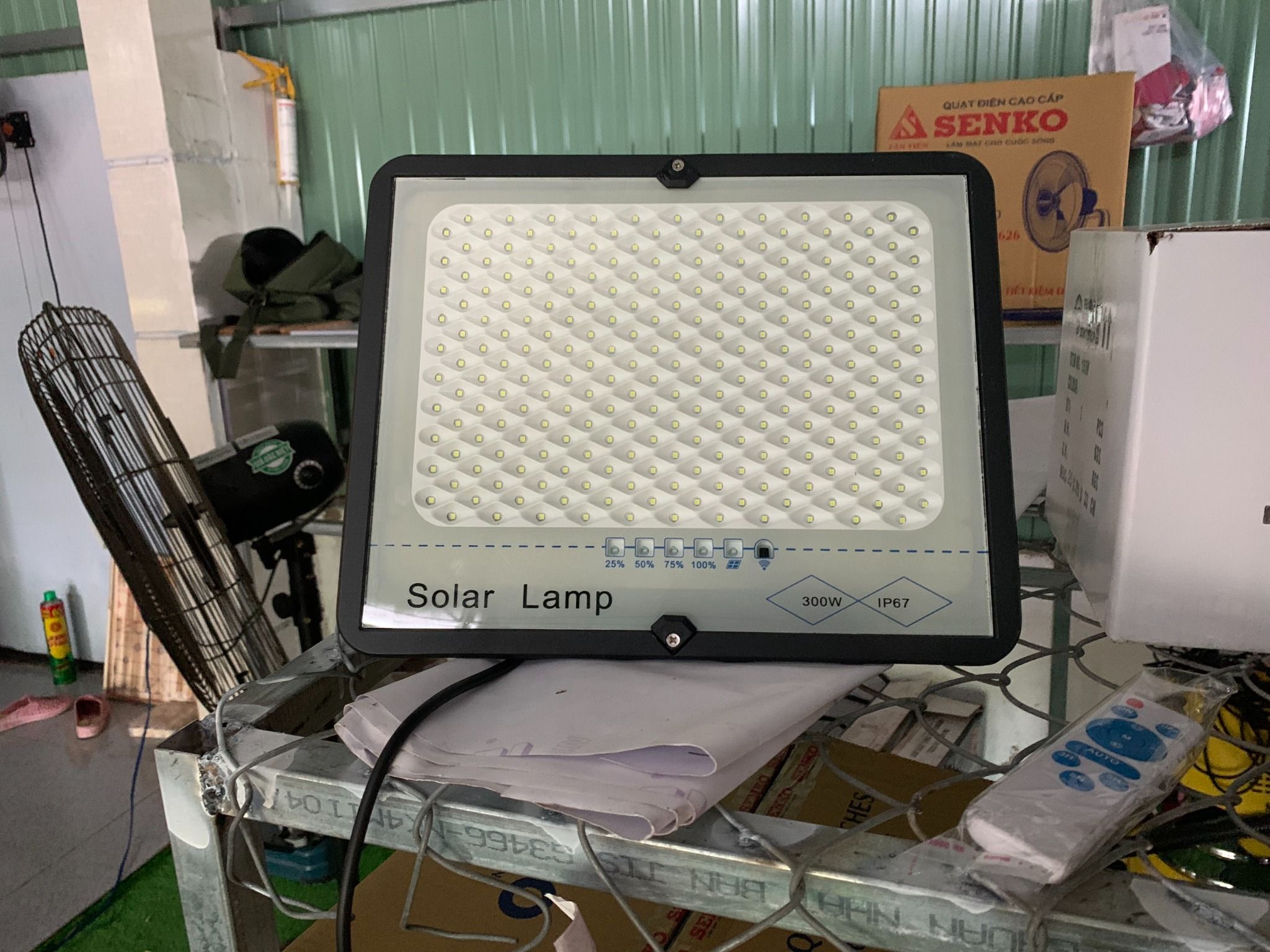  Đèn Led Năng Lượng Mặt Trời Pha Chống Choá HH-300W 