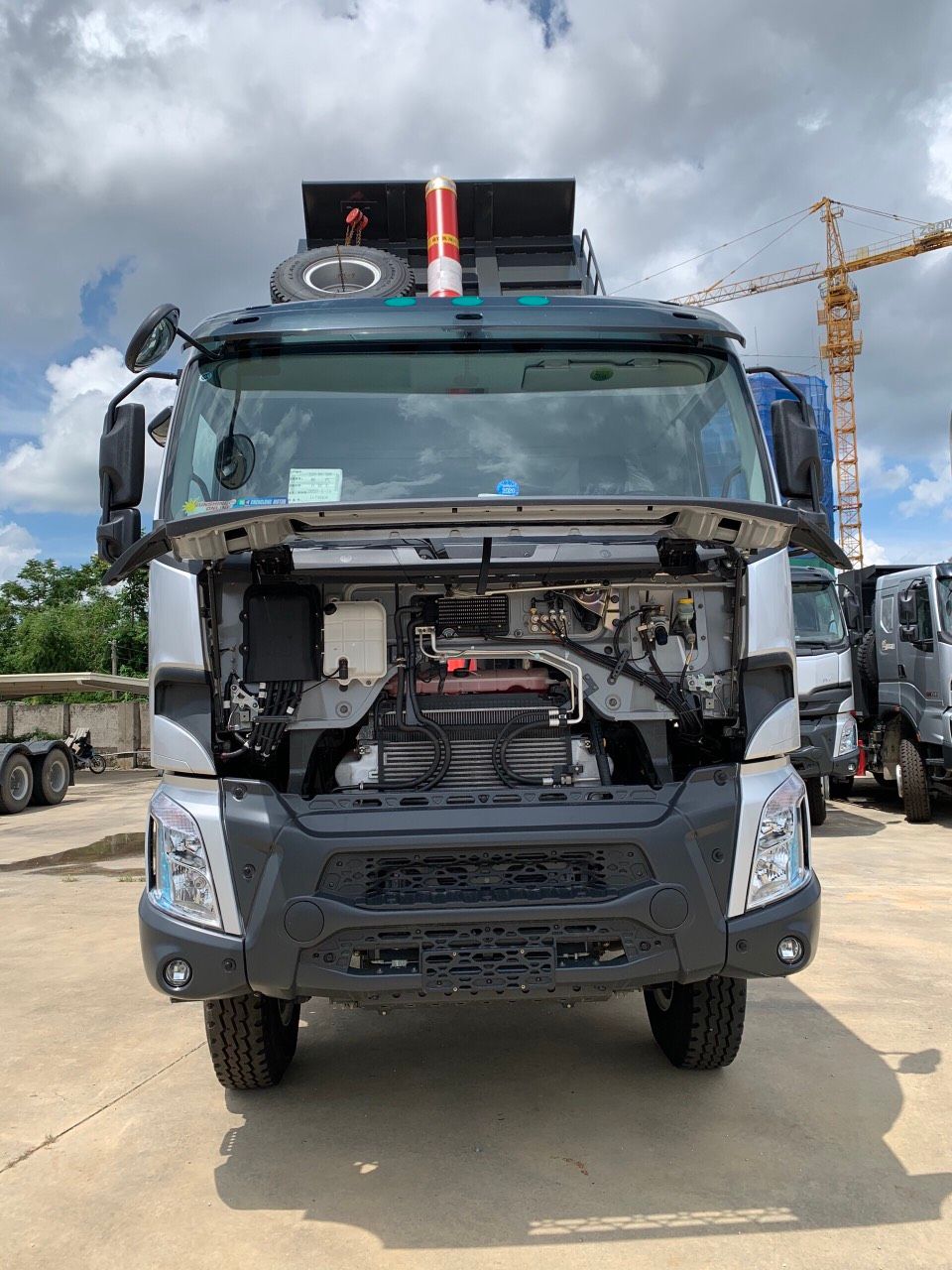 Xe Tải Ben 3 chân CHENGLONG H5 6×4 385HP
