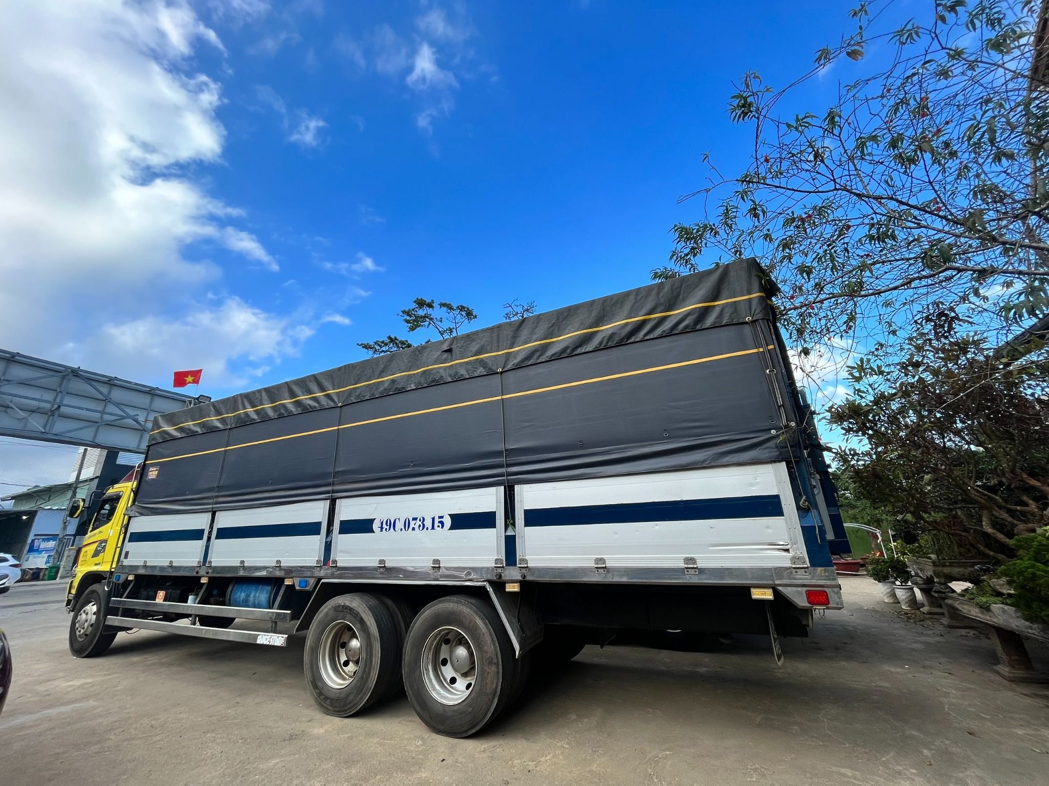 <b>(ĐÃ BÁN)<b>Xe Tải HINO FL 3 Chân 14 Tấn 2014 vàng thùng 9m4 (Ô tô đã qua sử dụng)</b></b>