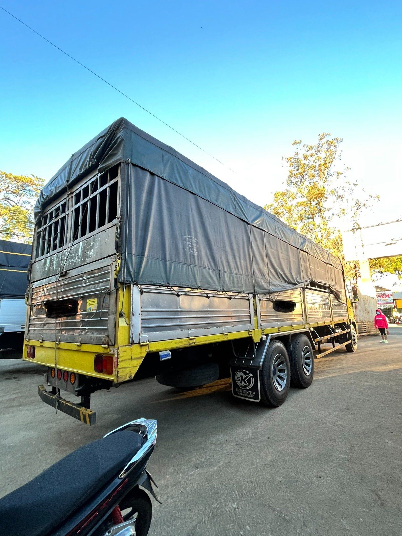 <b>(ĐÃ BÁN)<b> Xe Tải HINO FL 3 Chân 14 Tấn 2020 thùng 9m4 (Ô tô đã qua sử dụng)</b></b>