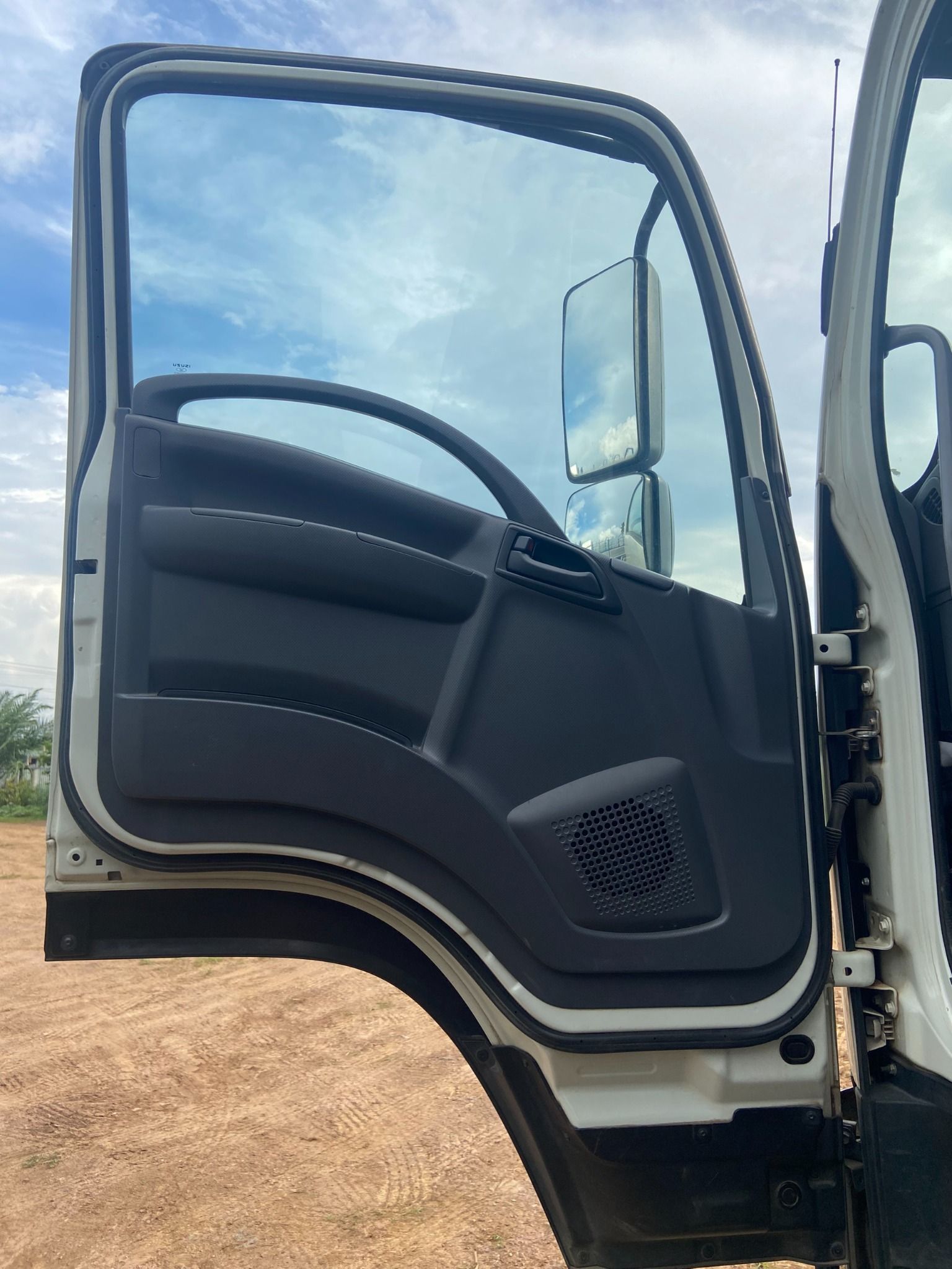 <b>(ĐÃ BÁN)<b>Xe tải ISUZU FVM 15 tấn , 3 chân, thùng 9m3 đời 2019 (Ô tô đã qua sử dụng)</b></b>