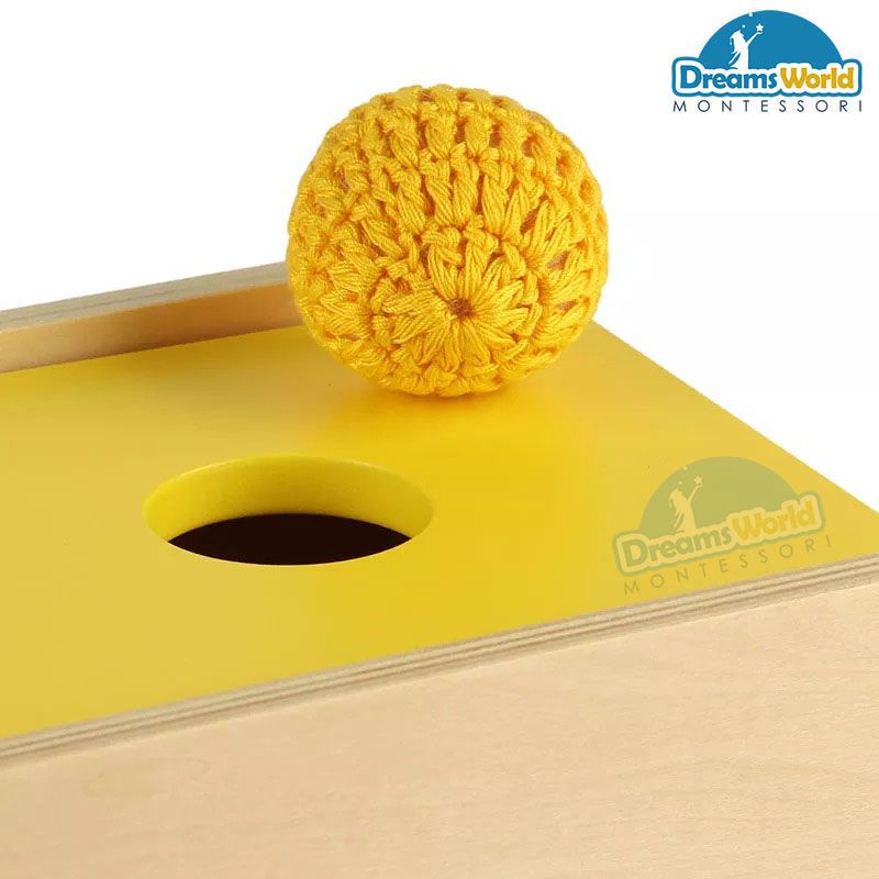 Giáo Cụ Montessori - Hộp trượt và quả bóng len - tấm màu vàng lật qua lật lại hai bên - Imbucare Box With Flip Lid - Knit ball