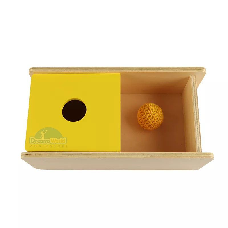 Giáo Cụ Montessori - Hộp trượt và quả bóng len - tấm màu vàng lật qua lật lại hai bên - Imbucare Box With Flip Lid - Knit ball