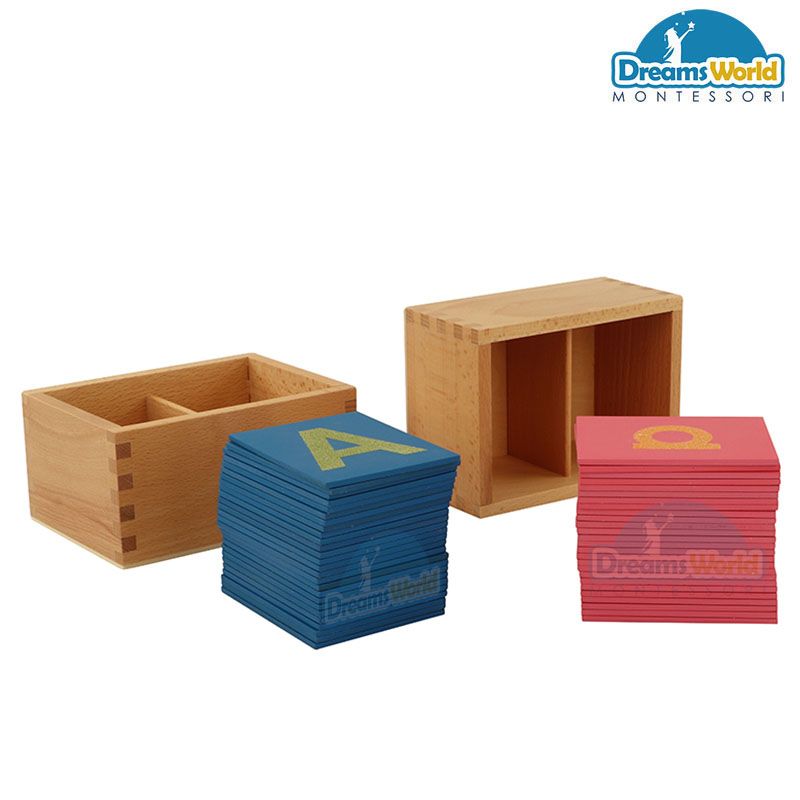Giáo Cụ Montessori - Chữ viết thường và viết hoa tiếng Anh in nhám - Lower and Capital Case Sandpaper Letters w/ Boxes