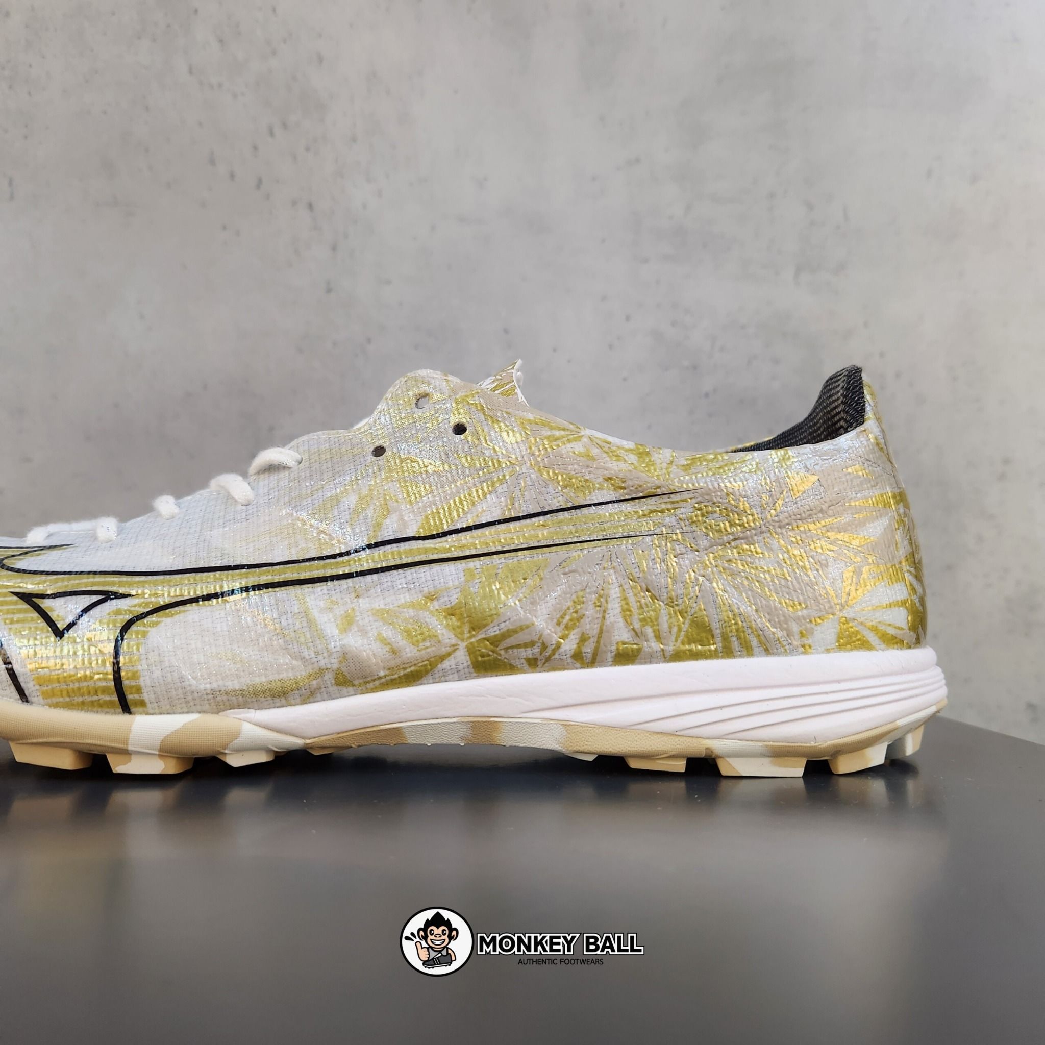 Mizuno Alpha Pro AS - P1GD246450 - Trắng bạc / Vàng đồng