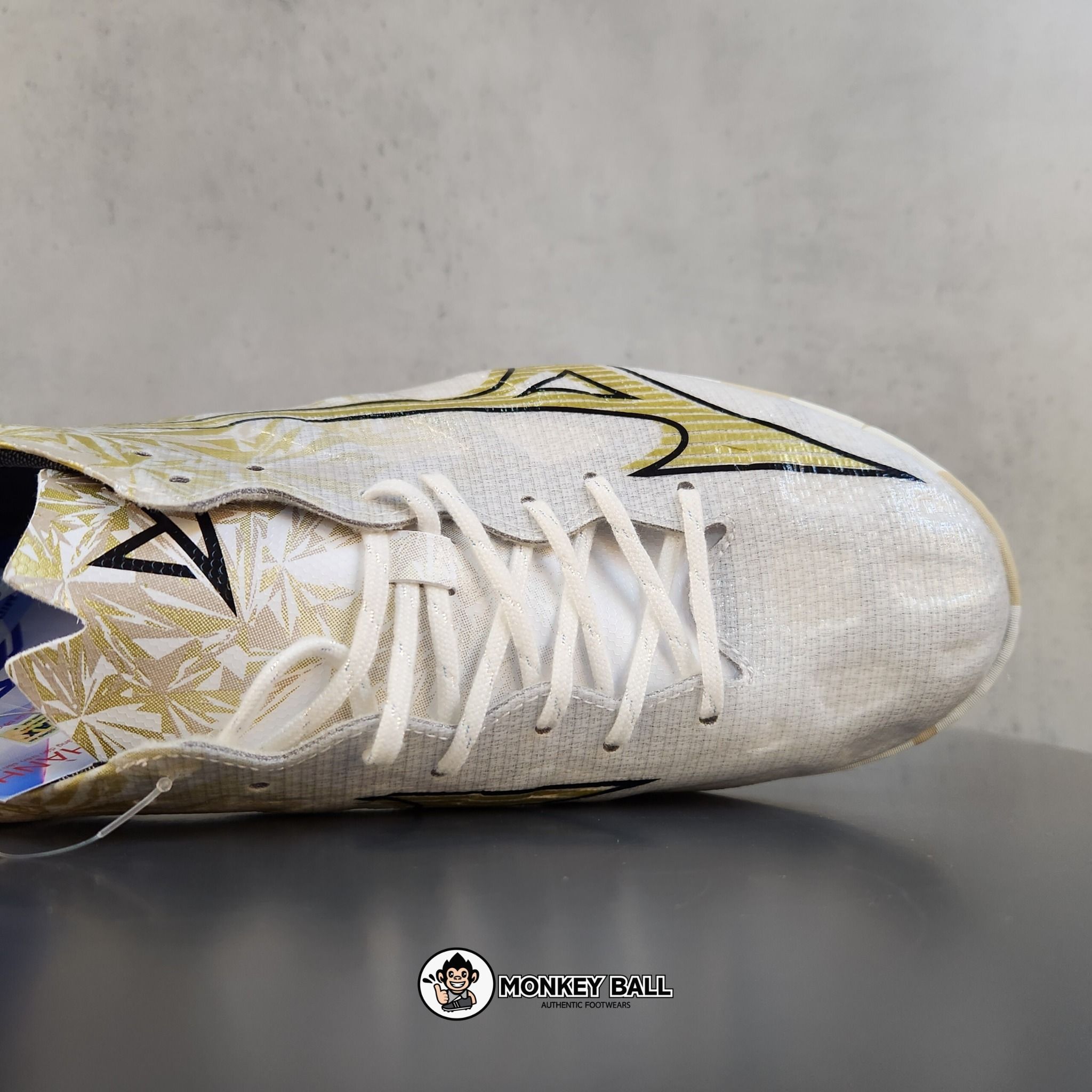 Mizuno Alpha Pro AS - P1GD246450 - Trắng bạc / Vàng đồng