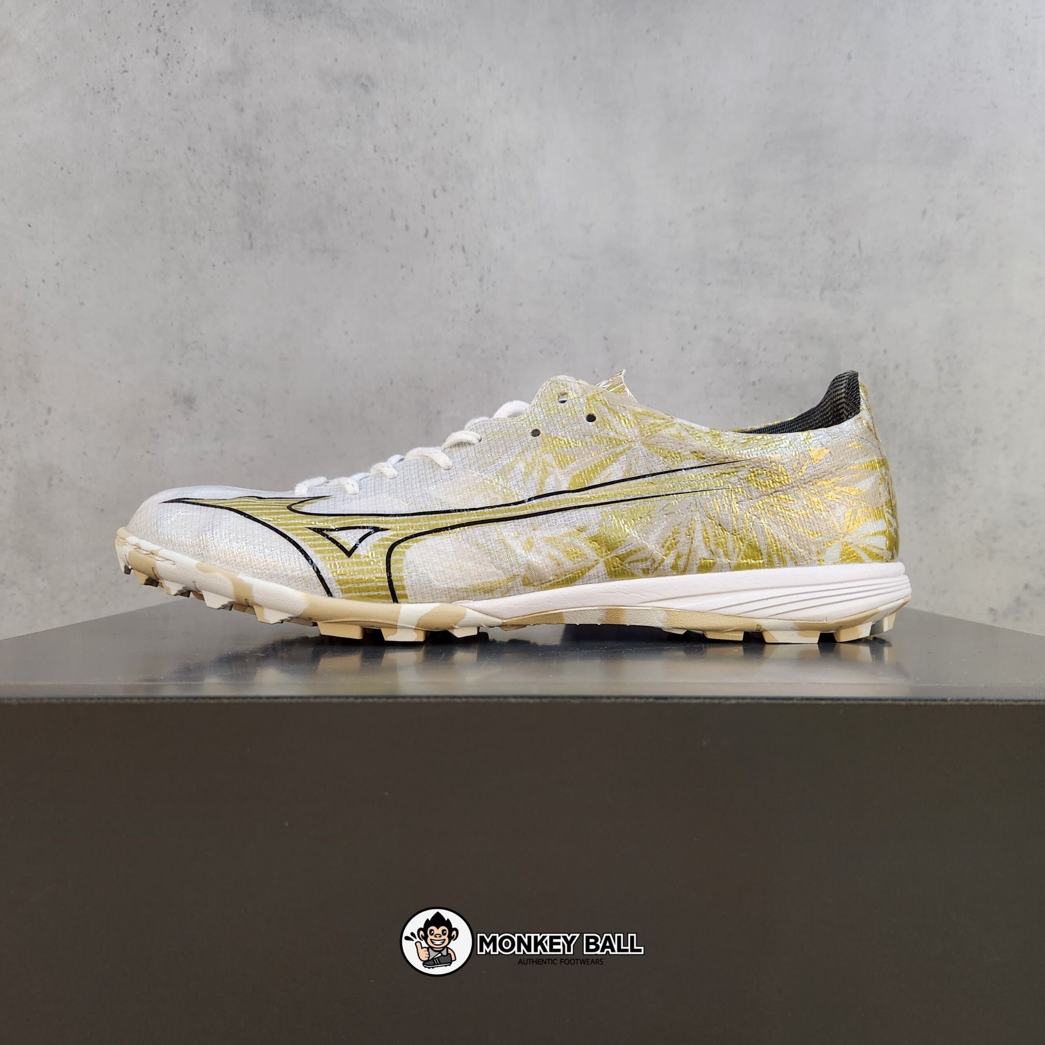 Mizuno Alpha Pro AS - P1GD246450 - Trắng bạc / Vàng đồng