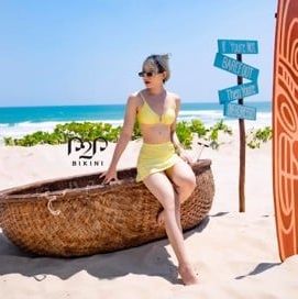 Set bikini 2 mảnh kèm váy vàng