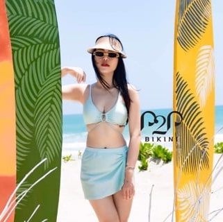 Set bikini 2 mảnh kèm váy xanh ngọc