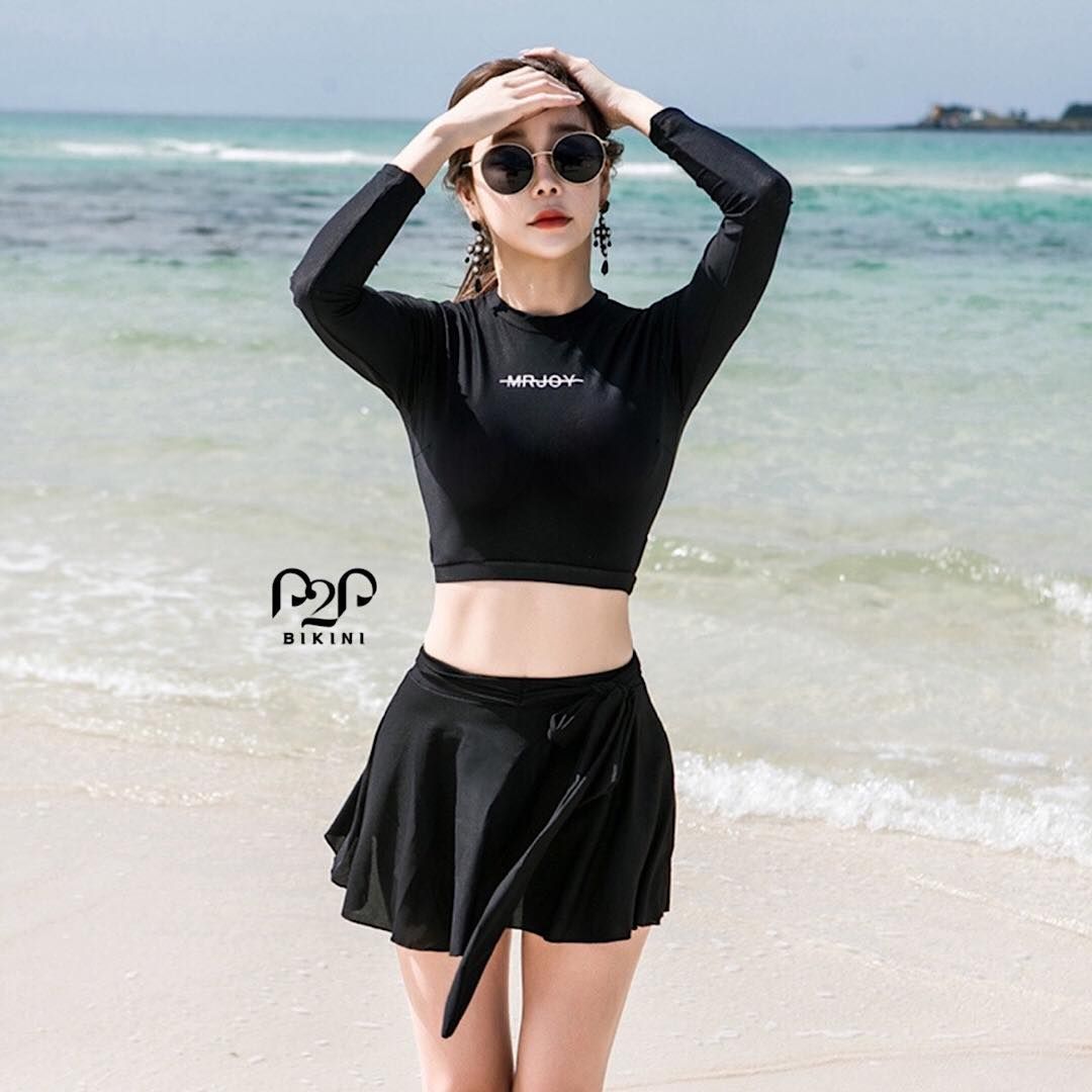 Đồ bơi tay dài croptop, chân váy xòe đen