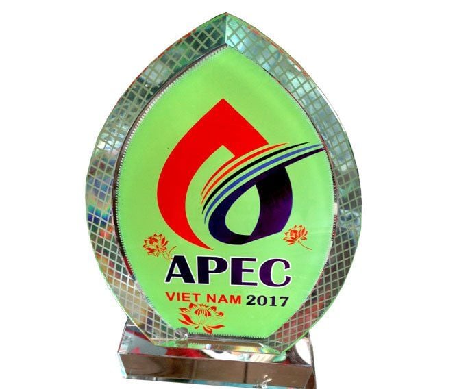 Pha lê chiếc lá