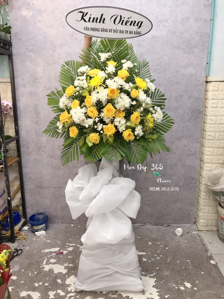 Lá Vàng Rơi - HTL120 - Vòng Hoa Đám Tang: được thiết kế với các loại hoa: Hoa Hồng Vàng, Cúc Trắng, Lá và Phụ Kiện đi kèm.