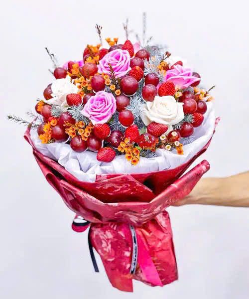 Bó Hoa Trà Tím Mix Dâu Tây Và Nho Đỏ - TC47