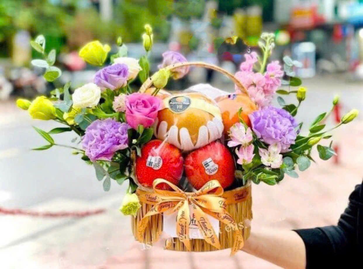 Giỏ Trái Cây Mix Hoa Tặng Sinh Nhật Vợ - GTC139