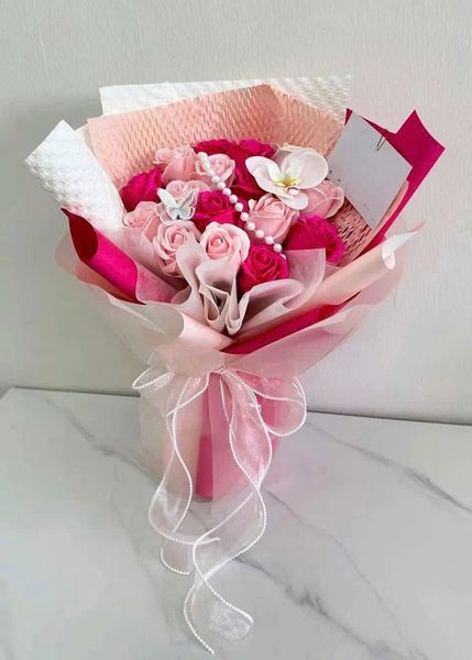 Cùng chiêm ngưỡng sự xinh đẹp của bó hoa hồng phối 3 màu