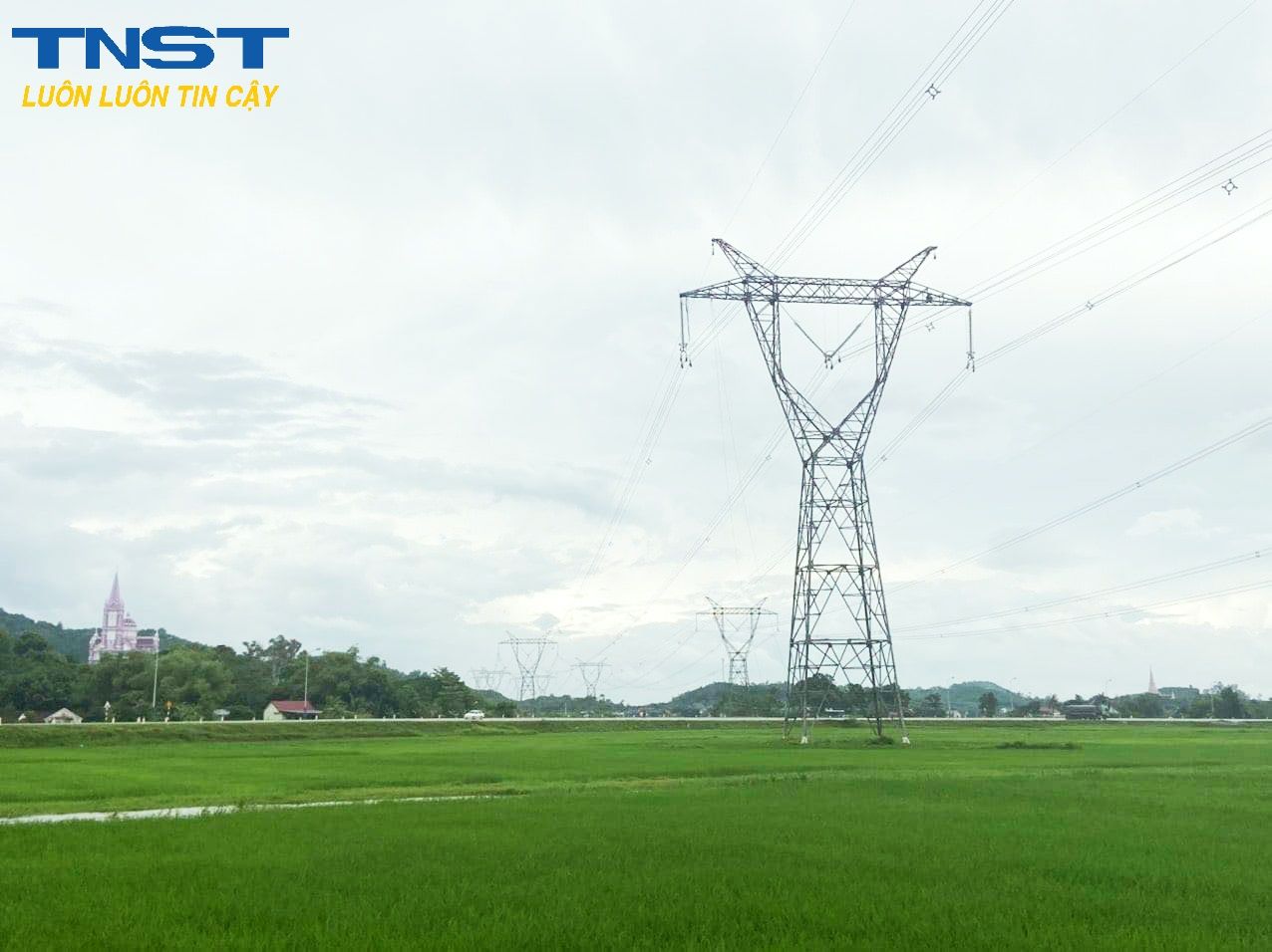  Cột đường dây 500kV Dốc Sỏi - Pleiku2 