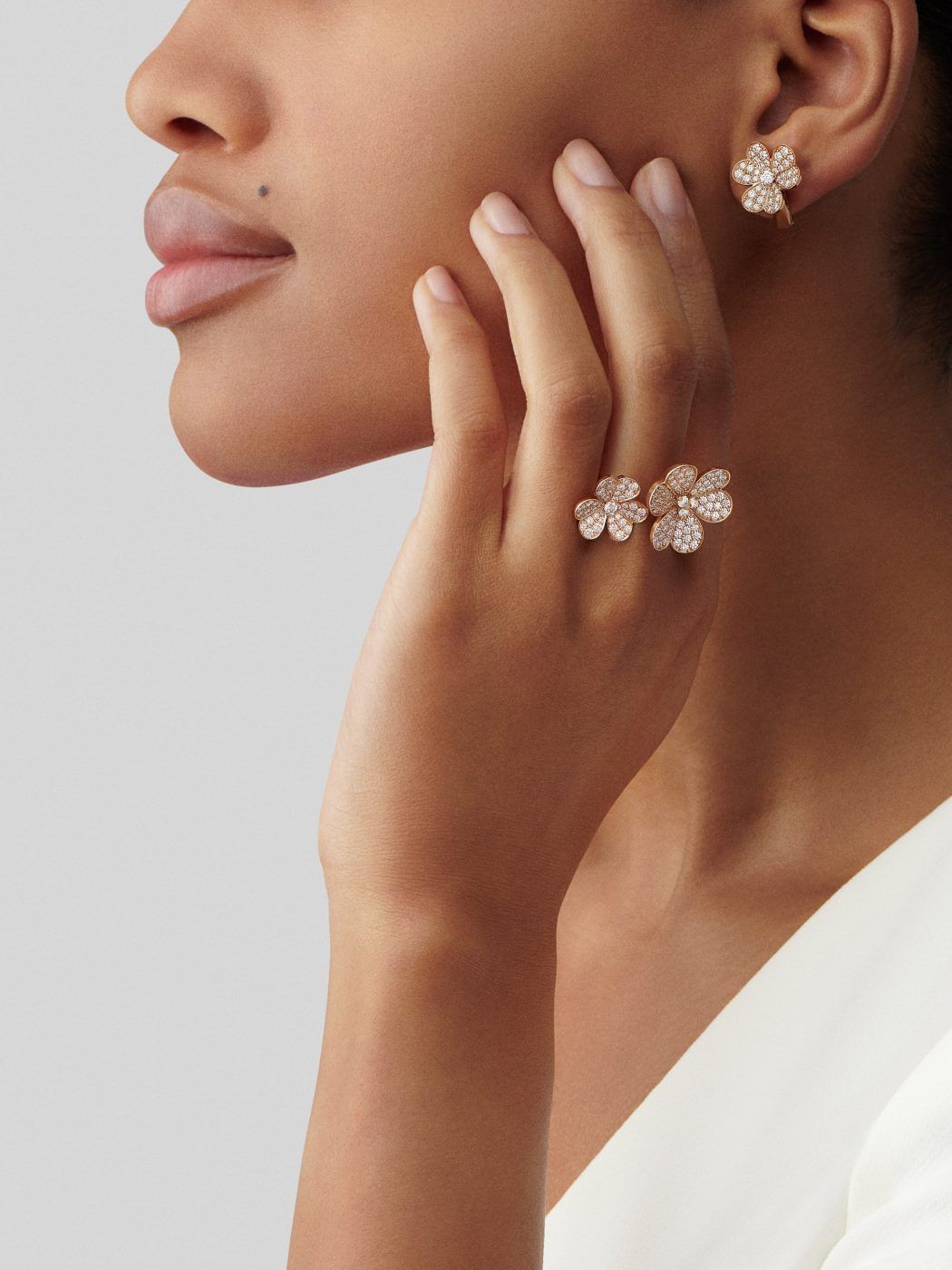 VCA Frivole Between the Finger ring