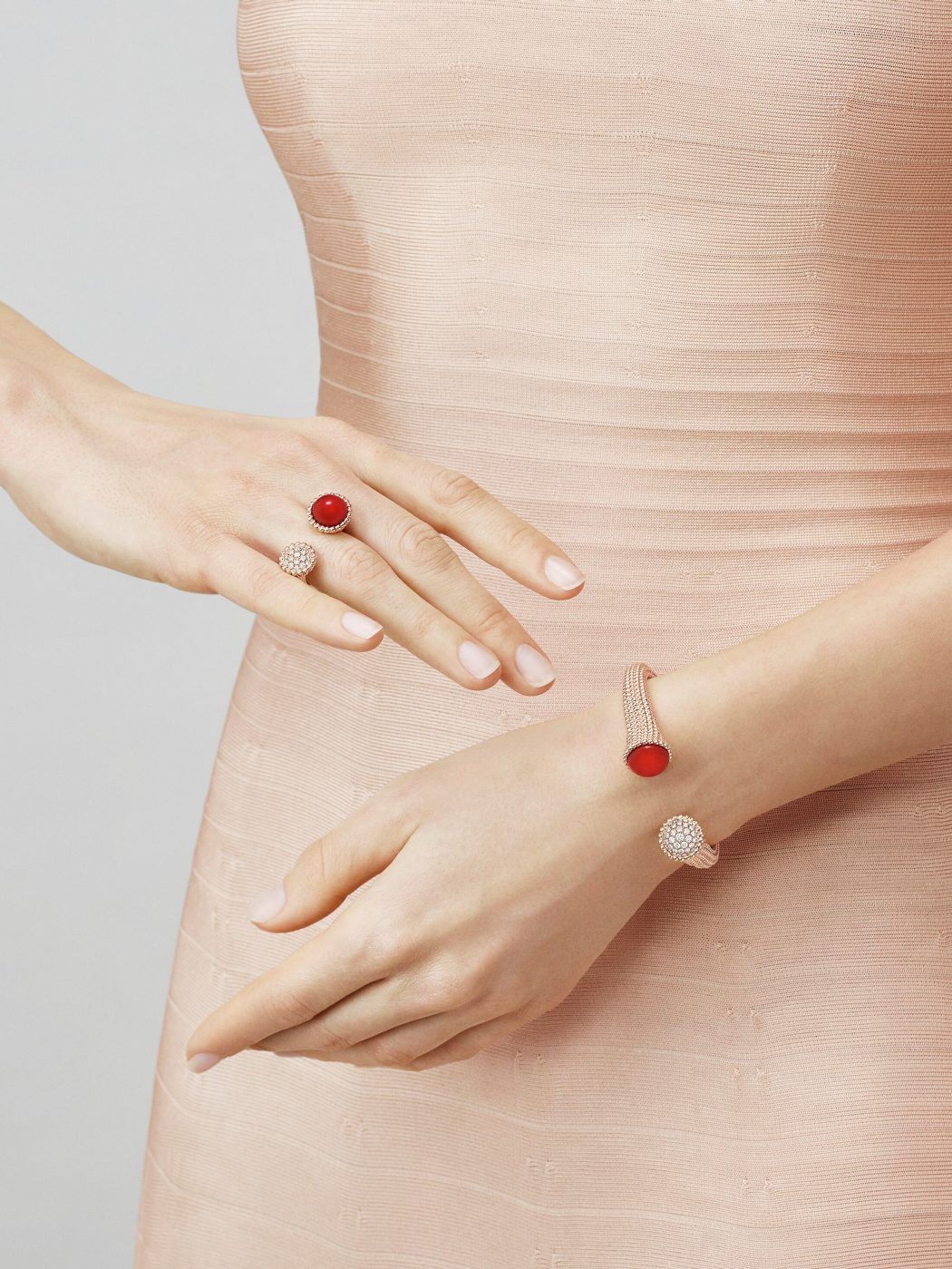 VCA Perlée couleurs Between the Finger ring