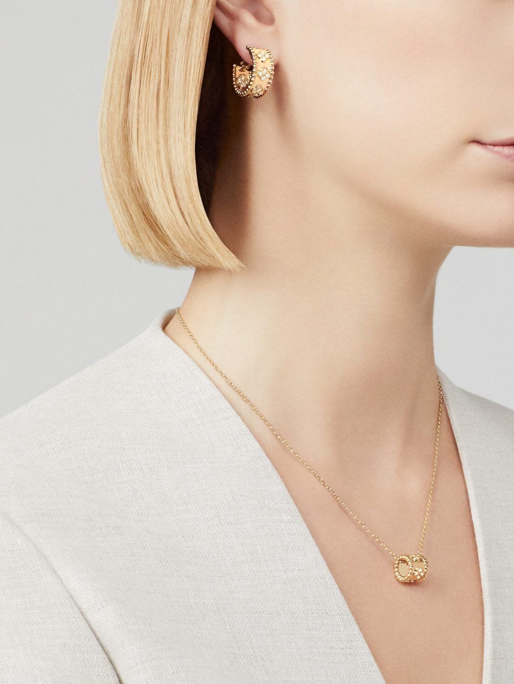 VCA Perlée clovers hoop earrings