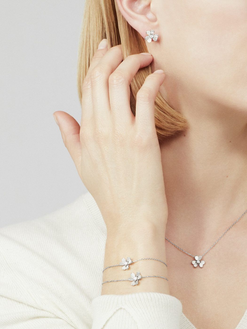 VCA Frivole earrings, mini model