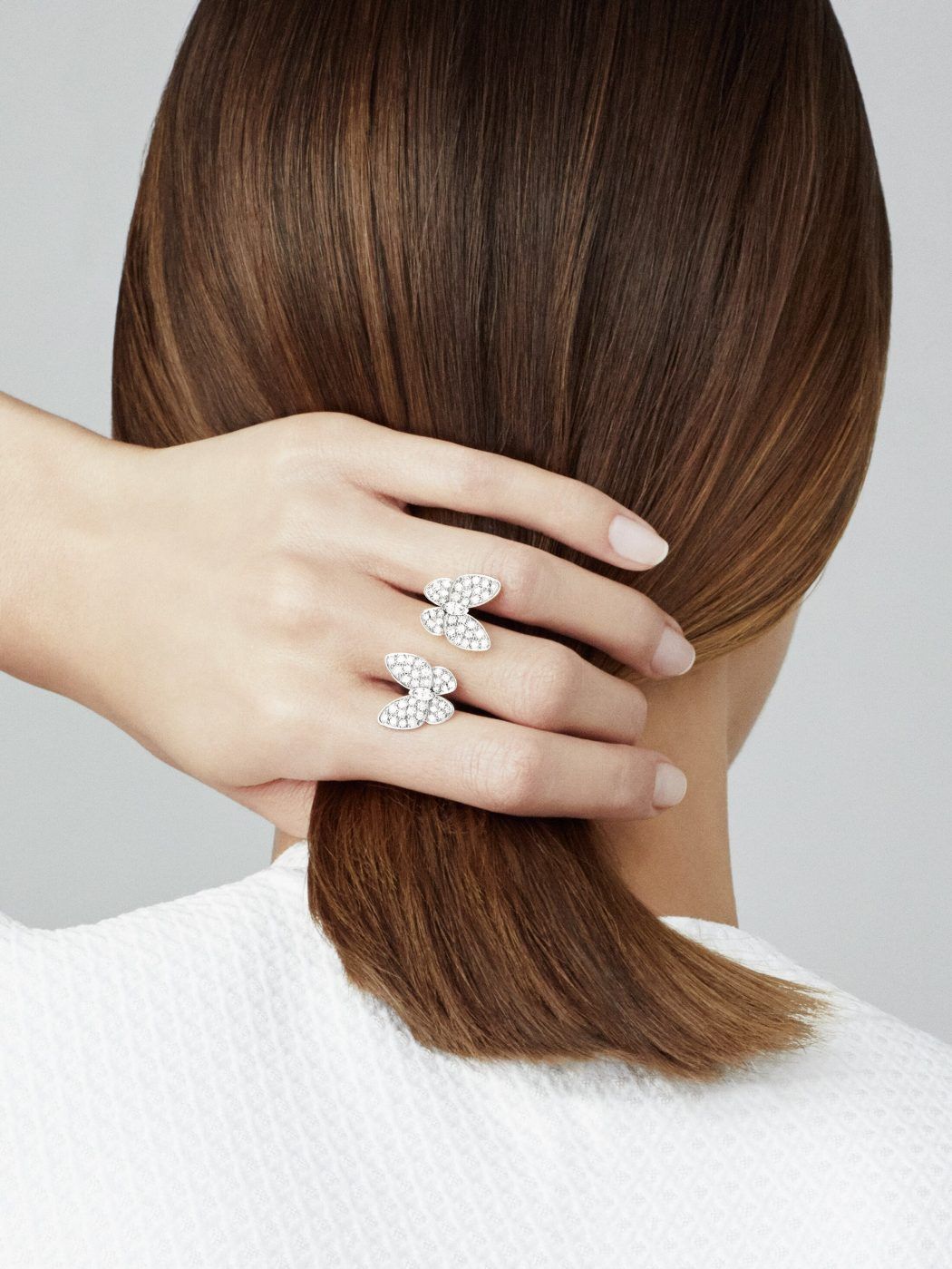VCA Butterfly Between the Finger ring