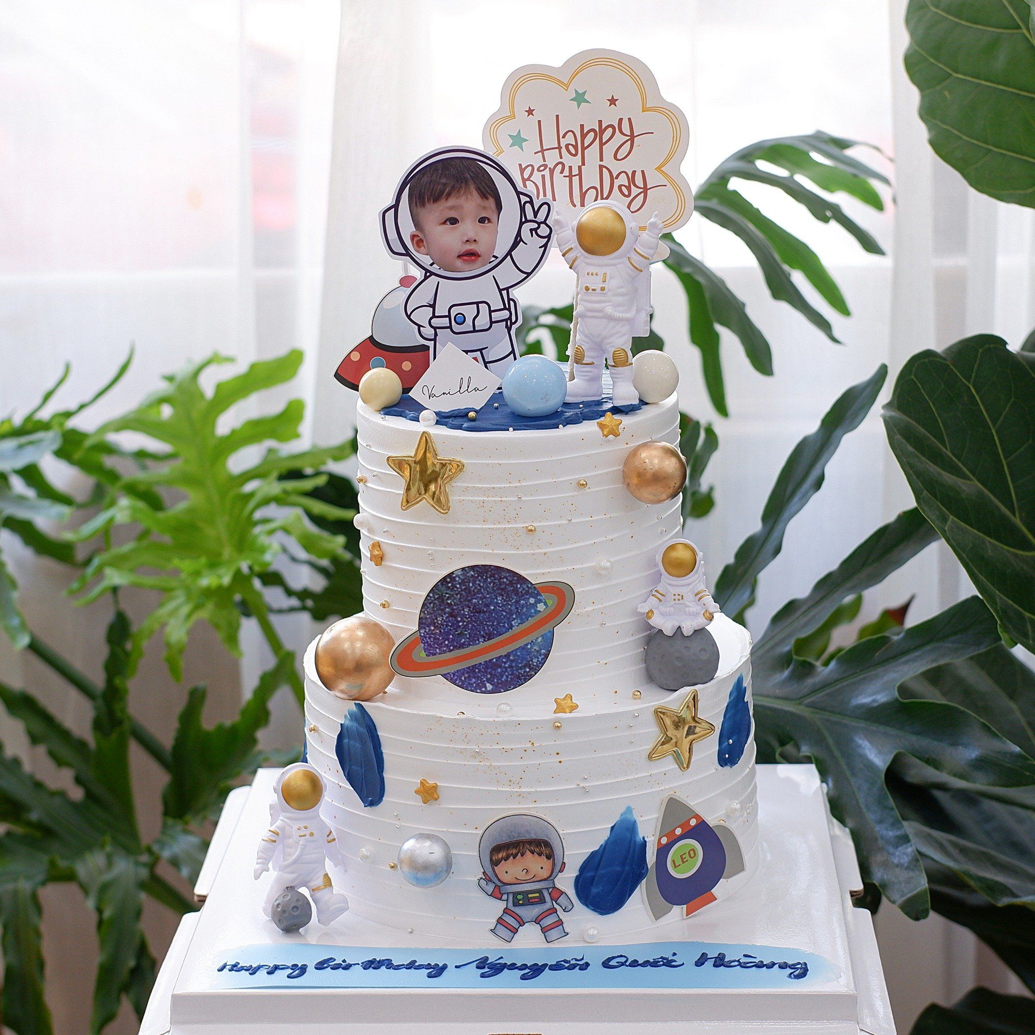 Bánh gắn topper chủ đề phi hành gia