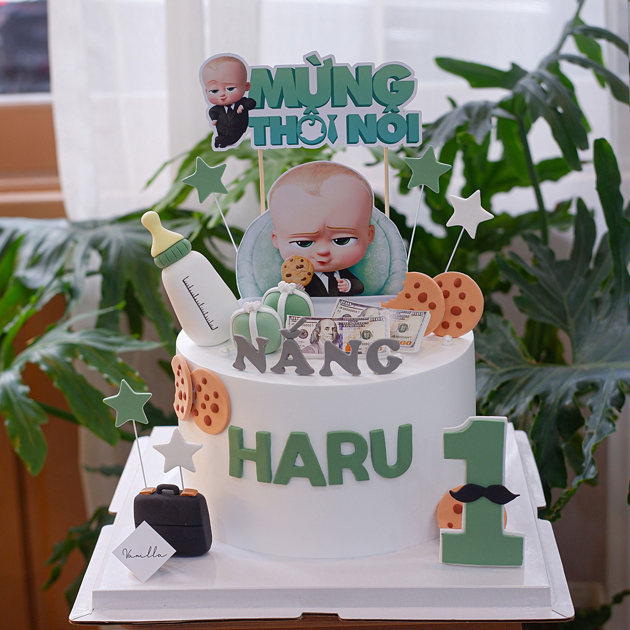 Bánh nặn tạo hình, gắn topper chủ đề baby boss