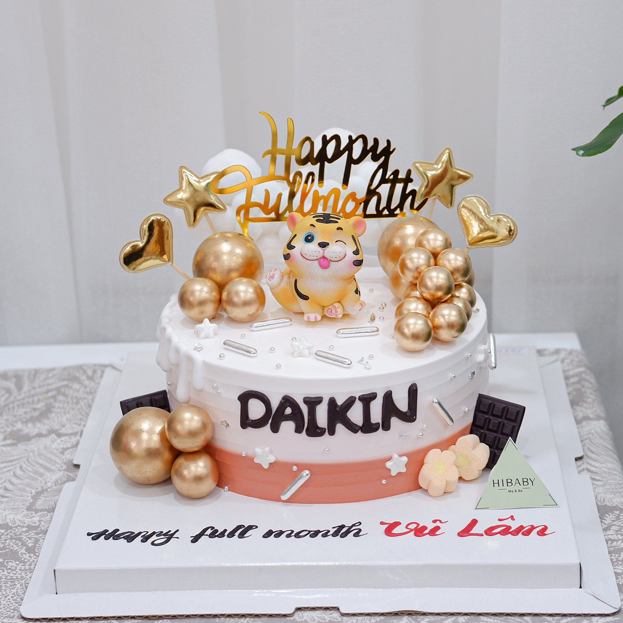 Bánh kem gắn tượng con hổ