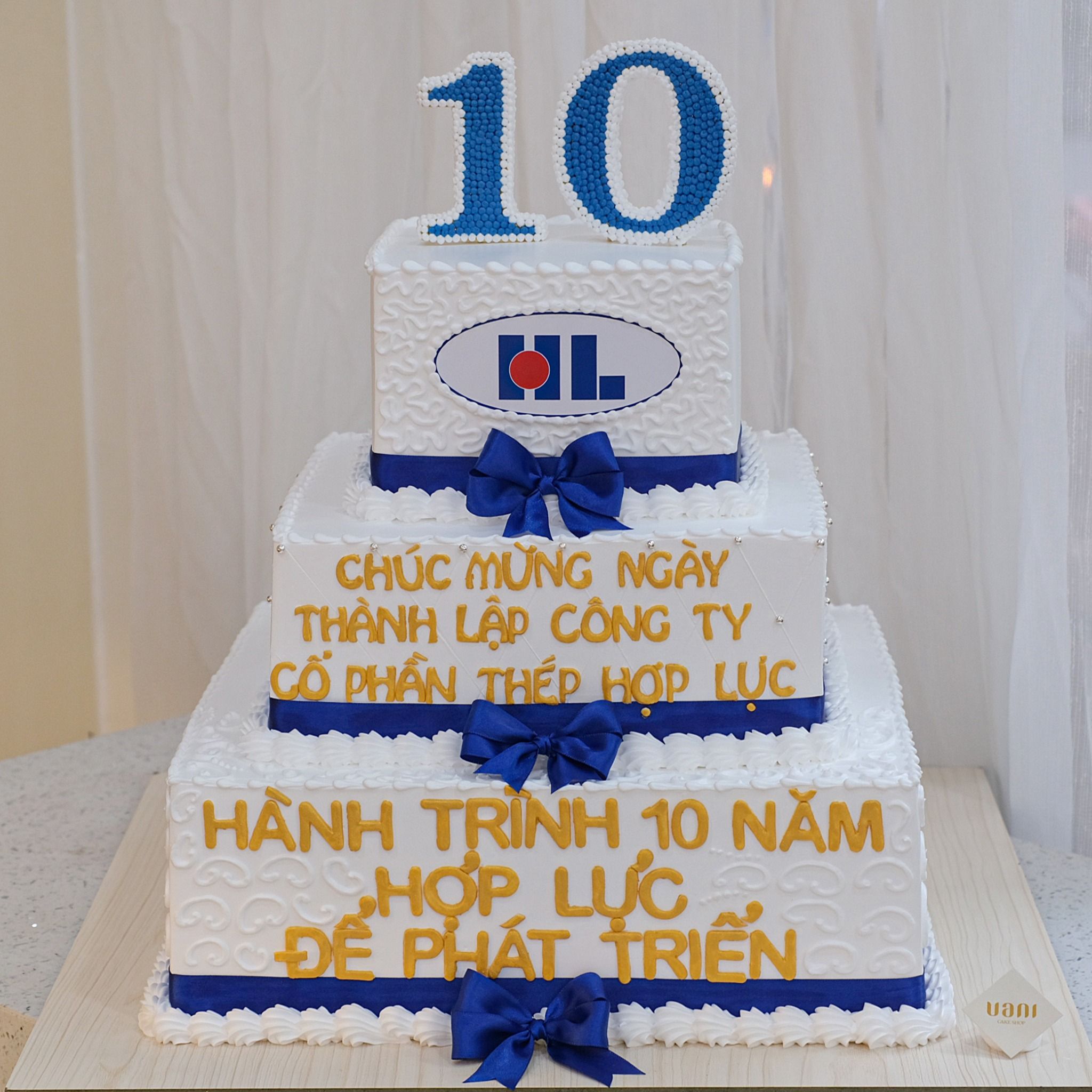 Bánh công ty 3 tầng