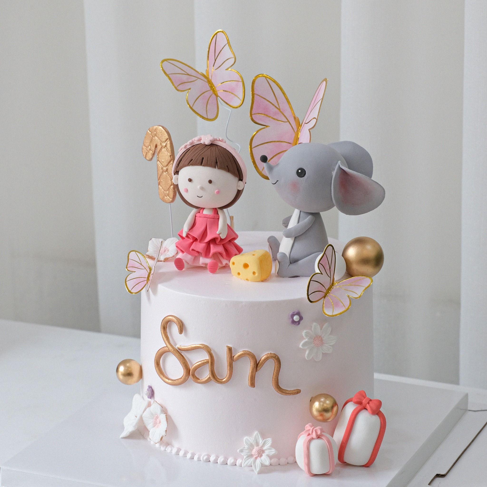 Bánh nặn tạo hình bé gái, con chuột