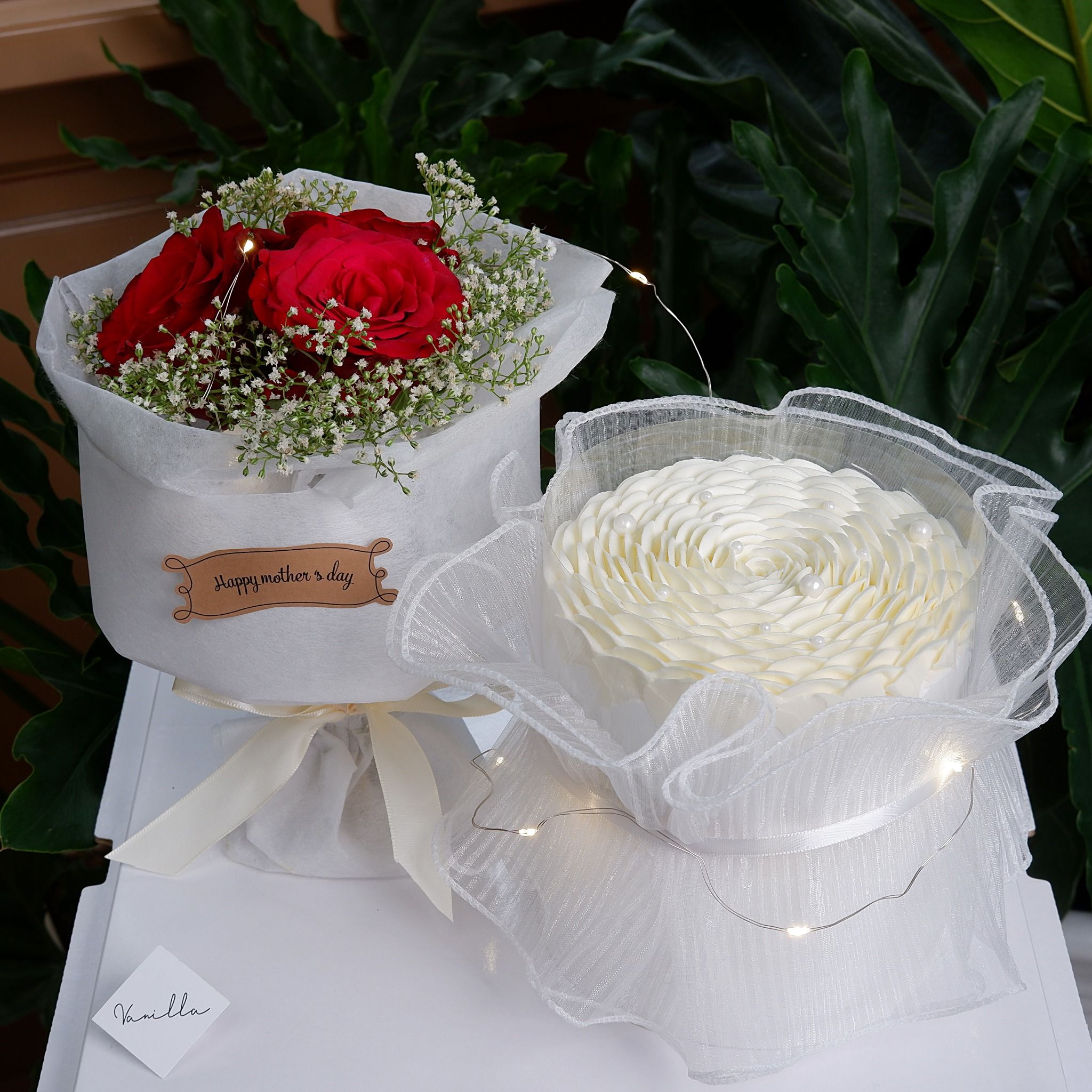 Bánh hoa kem kèm bó hoa - Bánh ngày của Mẹ