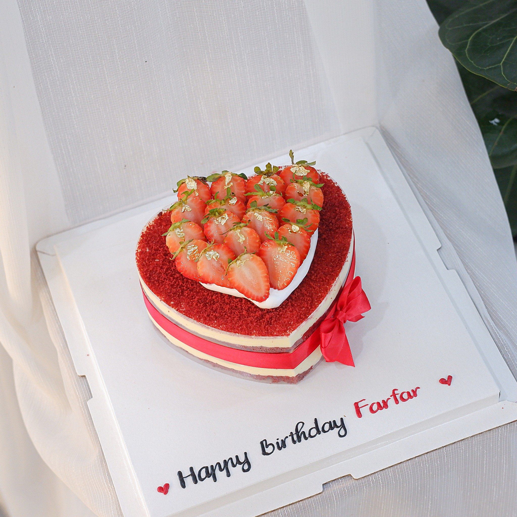 Bánh red velvet tim trang trí dâu tây